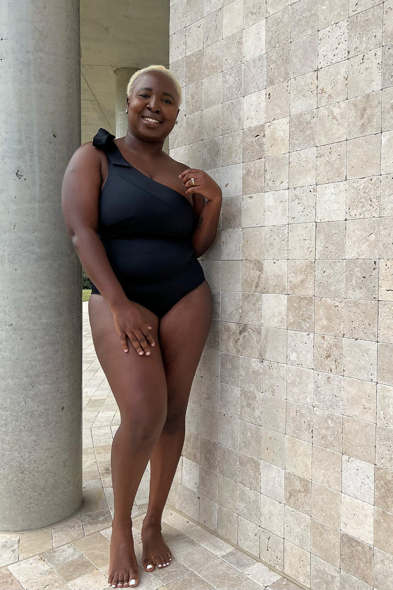 UNE PIECE-Classic One Shoulder BLACK